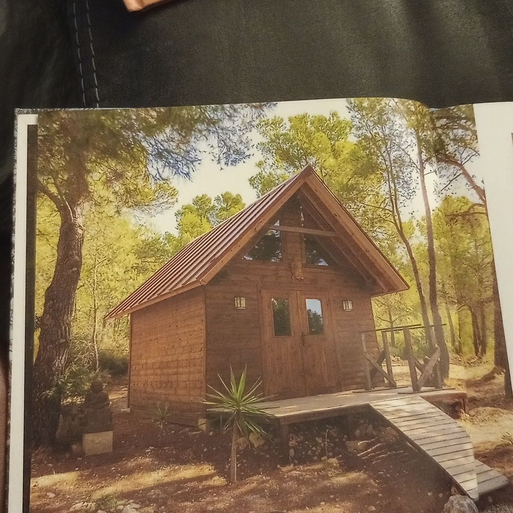📘CABINS Book Distributed by Bendon - Picture 3 of 3